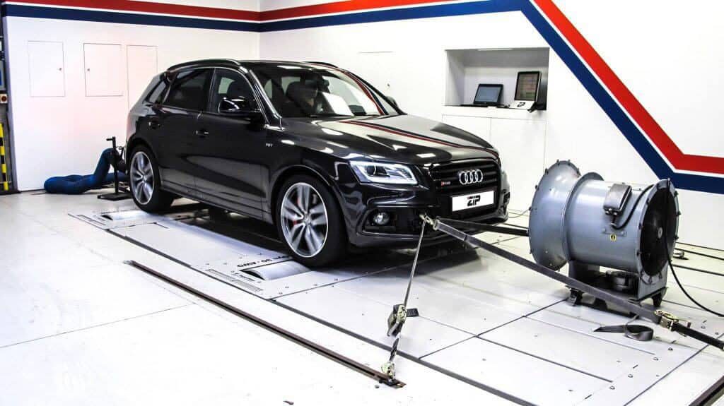 Audi SQ5 op de testbank in de werkplaats
